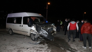 Niğde’de özel halk otobüsü ile minibüs çarpıştı: 2 yaralı