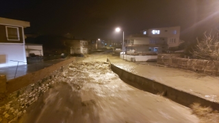 Çanakkale’de sağanak nedeniyle bazı ev ve iş yerlerini su bastı