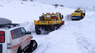 Elazığ’da ekipler yolu karla kaplı köydeki hasta için seferber oldu