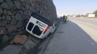 Arnavutköy’de takla atan ticari araçtaki 3 kişi yaralandı