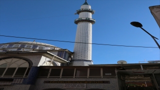 İzmir’deki fırtınada bir caminin minaresinden beton parçaları düştü