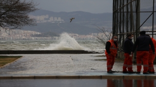 İzmir’de etkili olan rüzgar ve fırtına nedeniyle deniz taştı