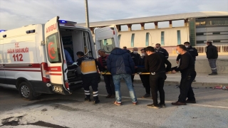 İzmir’de motosiklet ile hafif ticari araç çarpıştı: 2 yaralı