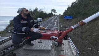 Kastamonu’da ormanlık alan ve mahallede etkili olan yangında soğutma çalışmaları sürüyor