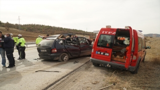 Çorum’da otomobil mangan cevheri yüklü tıra çarptı: 1 ölü, 2 yaralı