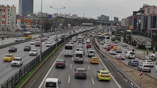 İstanbul’da sokağa çıkma kısıtlaması öncesi trafikte yoğunluk yaşanıyor