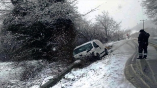 Kocaeli’de elektrik direğine çarpan hafif ticari araç 11 mahalleyi enerjisiz bıraktı