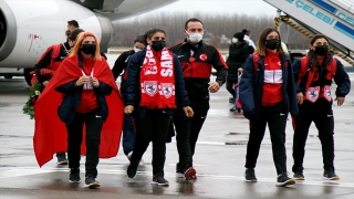 Özel sporcular memleketleri Samsun’da çiçeklerle karşılandı