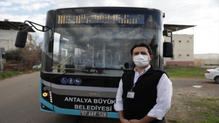 Antalya’da halk otobüsü şoförü evdeki alevleri aracındaki yangın tüpüyle müdahale ederek söndürdü