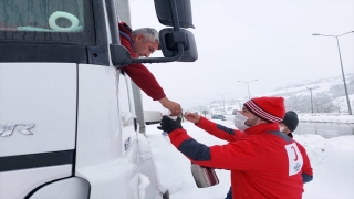 Samsun’da Türk Kızılay’dan mahsur kalan sürücülere simit ve çay ikramı