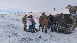 Sivas’ta şarampole devrilen otomobildeki 4 kişi yaralandı