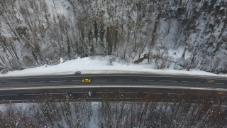 Batı Karadeniz Bağlantı Yolu’nun beyaza bürünen manzarası havadan görüntülendi