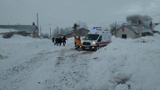 Erzincan’da yolu kardan kapanan köydeki hasta için ekipler seferber oldu