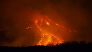 İtalya’daki Etna Yanardağı bir kez daha faaliyete geçti