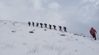 Hakkari’de dağcılar ve doğaseverler Vatan Tepesi’ne tırmandı