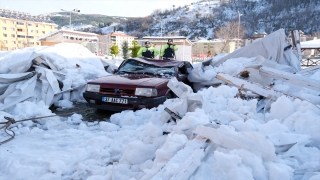 Kastamonu’da kardan etkilenmesin diye kapalı alana çekilen otomobilin üzerine çatı çöktü