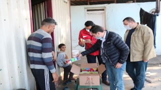 Kızılay Hatay Toplum Merkezi ihtiyaç sahiplerine alışveriş kartı ile çocuk eğitim kiti dağıttı