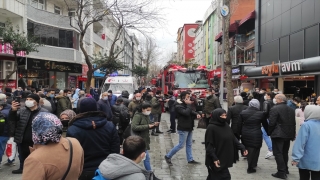 Battaniyelerle seferber olan mahalleli, yangında mahsur kalan 4 çocuğu kurtardı