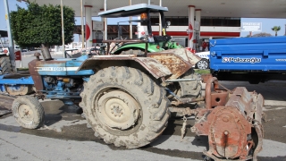 Antalya’da çalışır halde bırakılan traktörün iki araca çarpma anı güvenlik kamerasına yansıdı