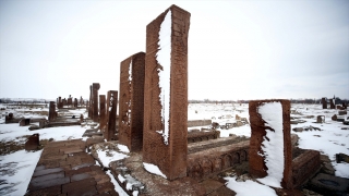 Ahlat’taki Selçuklu Meydan Mezarlığı, beyaz örtüsüyle de büyülüyor