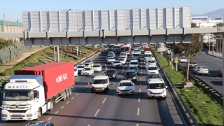 İzmir’de tırın altında kalan otomobil sürücüsü yaşamını yitirdi