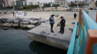 Hatay’da amatör balıkçının oltasına tabanca takıldı