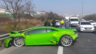 Küçükçekmece’de drift atan otomobilin sürücüsü kaza yaptı