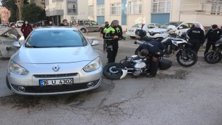 Adana’da motosikletiyle trafik ekiplerinden kaçmaya çalışan ehliyetsiz sürücü kaza yapınca yakalandı