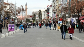 ”Düşük riskli” Uşak’ta kısıtlamasız ilk cumarteside park ve sokaklarda yoğunluk yaşandı