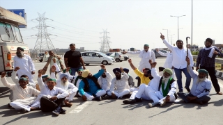 Hindistan’da çiftçiler, protestolarının 100. gününde Yeni Delhi’deki otoyolu trafiğe kapattı