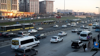 İstanbul’da sokağa çıkma kısıtlamasının sona ermesiyle trafik yoğunluğu arttı