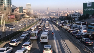 İstanbul’da sokağa çıkma kısıtlamasının sona ermesiyle trafik yoğunluğu arttı