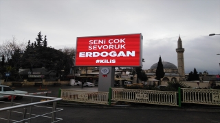 Kilis’te LED ekranlara yöresel şiveyle ”Seni Çok Sevoruk Erdoğan” görseli yansıtıldı