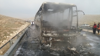 Şanlıurfa’da seyir halindeki yolcu otobüsü yandı