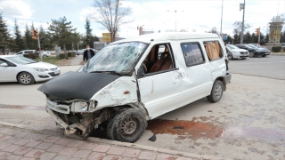 Elazığ’da kamyonet ile minibüs çarpıştı: 8 yaralı