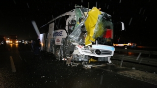 Yolcu otobüsü arızalanan kamyona çarptı: 3 yaralı