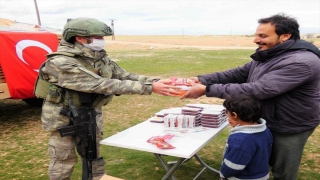 Mehmetçikten Barış Pınarı bölgesine insani yardım