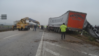 Amasya’da tır devrildi: 2 ölü