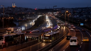 İstanbul’da sokağa çıkma kısıtlamasının sona ermesiyle trafik yoğunluğu arttı