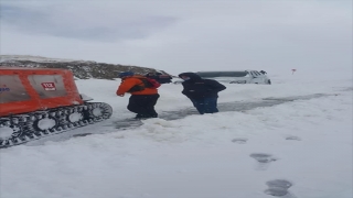 Niğde’de karla kapanan yolda mahsur kalan sürücünün yardımına ekipler koştu