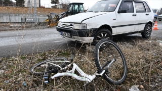 Sivas’ta otomobilin çarptığı bisikletli ile yaya yaralandı