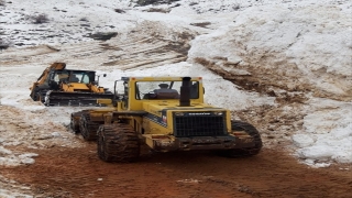 Bayburt’ta çığ düşmesi sonucu kapanan köy yolu ulaşıma açıldı