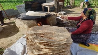 Osmaniye’de kadınlar ramazan öncesi imece usulü yufka hazırlıyor