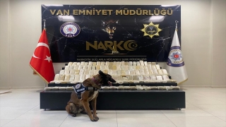 Van’da kamyonun yakıt deposunda 104 kilo 400 gram eroin ele geçirildi