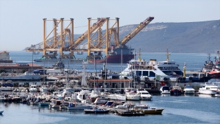 Büyük liman vinci taşıyan geminin Çanakkale Boğazı’ndan geçişi başladı