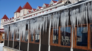 Kars’ta mart sonunda çatılar ve ağaçlarda buz sarkıtları oluştu