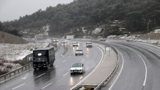 İzmir ve Manisa’nın yüksek kesimlerine kar yağdı