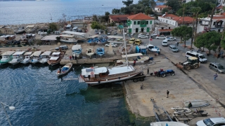 Antalya’da turistleri eşsiz koylarla buluşturan tekneler denize indirilmeye başlandı