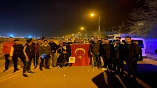 Siirtli gençler, ”kavga çıktı” ihbarıyla mahalleye gelen polislere sürpriz yıl dönümü kutlaması yaptı