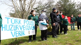 Kocaeli’de özel öğrenciler ”kavga” ihbarına gelen polislere sürpriz kutlama yaptı